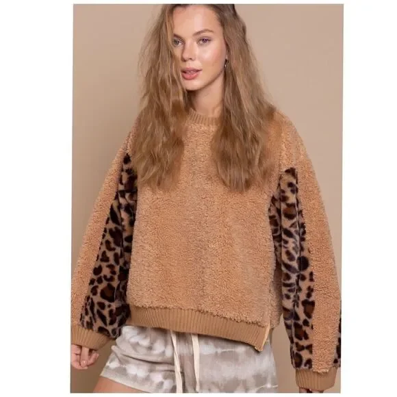 𝅺sherpa Top with Leopard Print - Picture 2 of 9